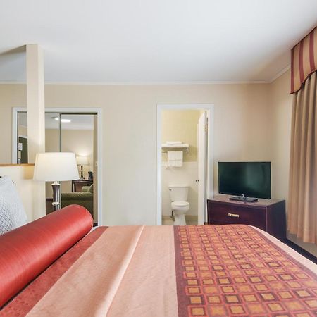Rodeway Inn Weedsport Экстерьер фото