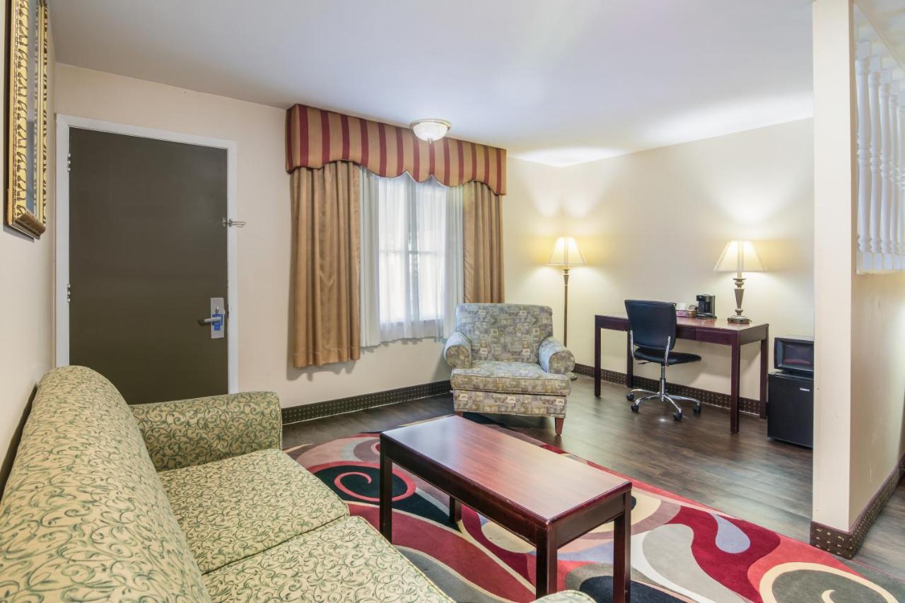 Rodeway Inn Weedsport Экстерьер фото