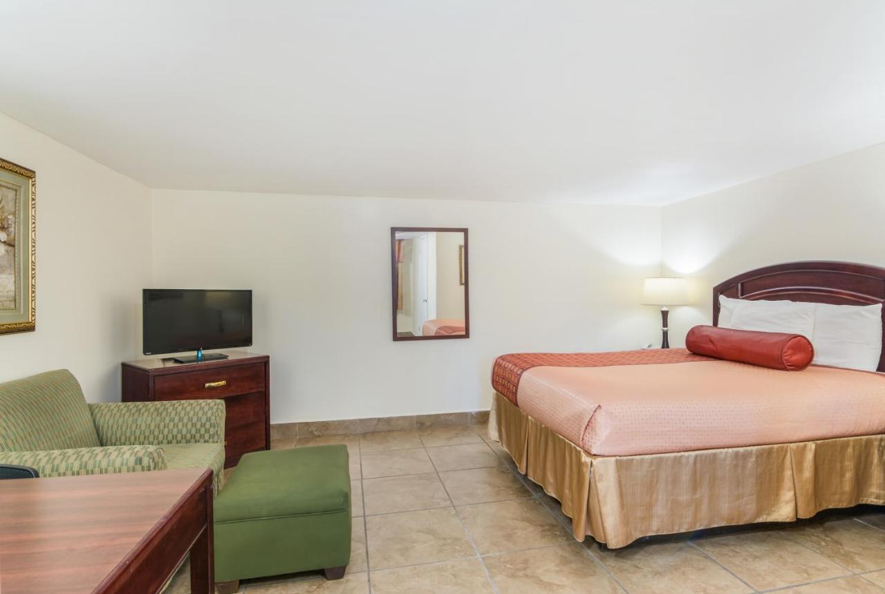 Rodeway Inn Weedsport Экстерьер фото