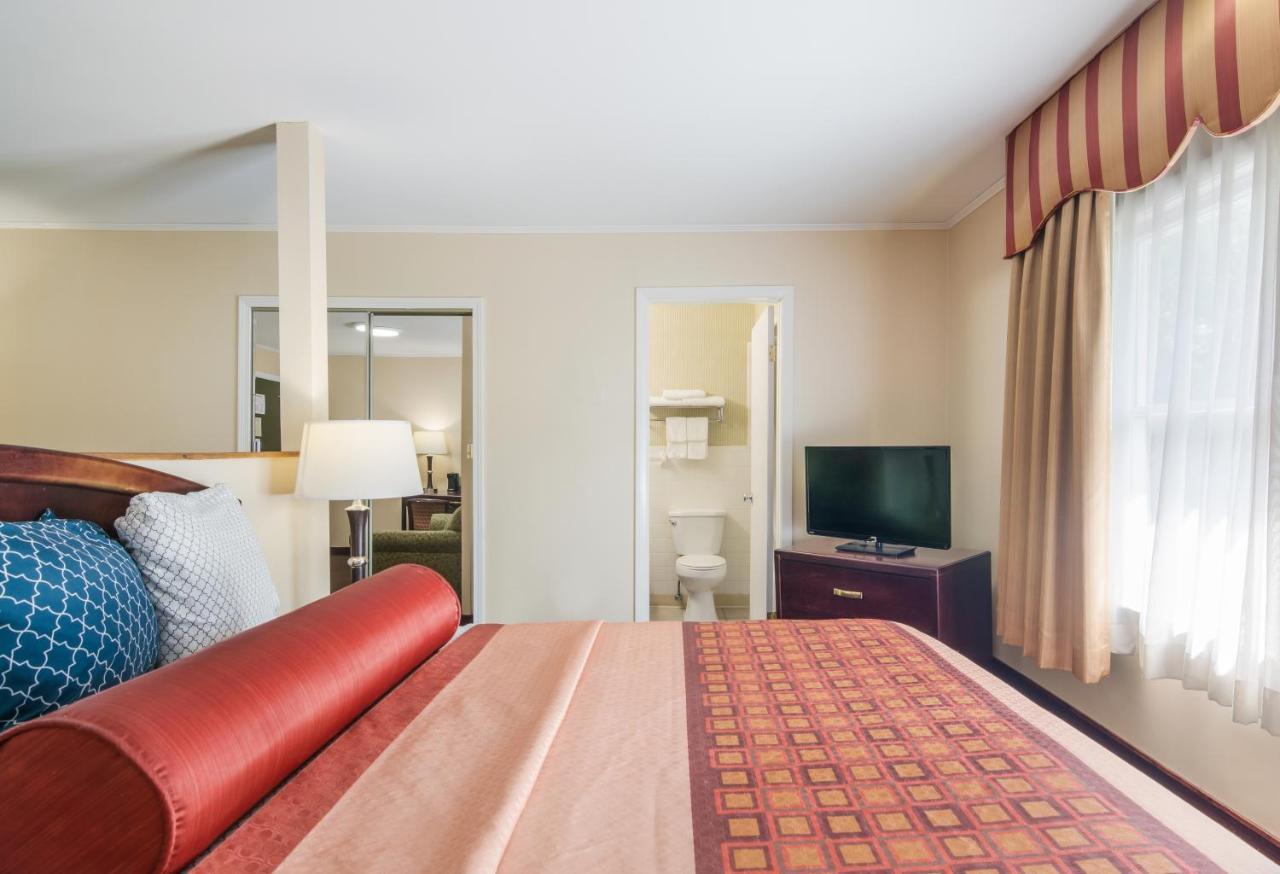 Rodeway Inn Weedsport Экстерьер фото