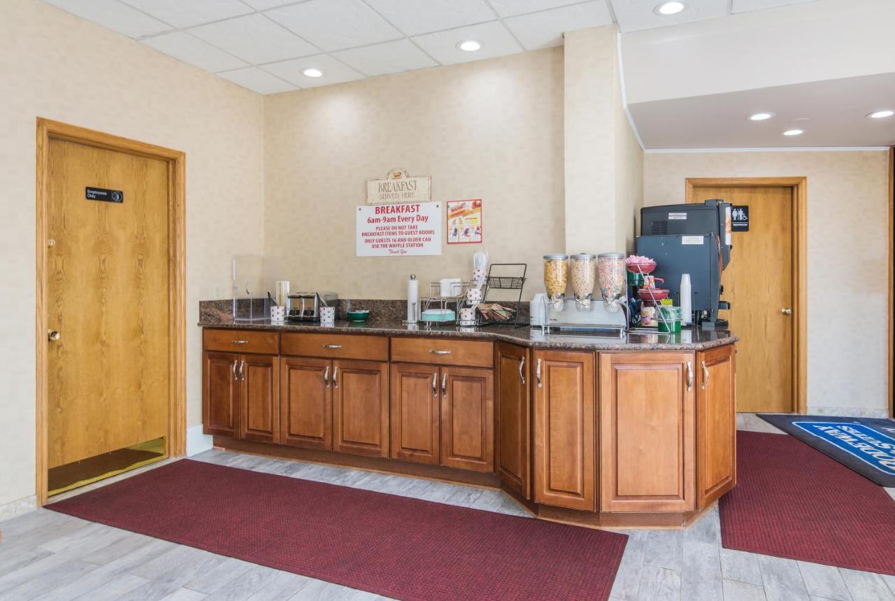 Rodeway Inn Weedsport Экстерьер фото