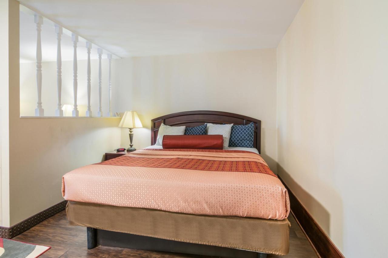 Rodeway Inn Weedsport Экстерьер фото