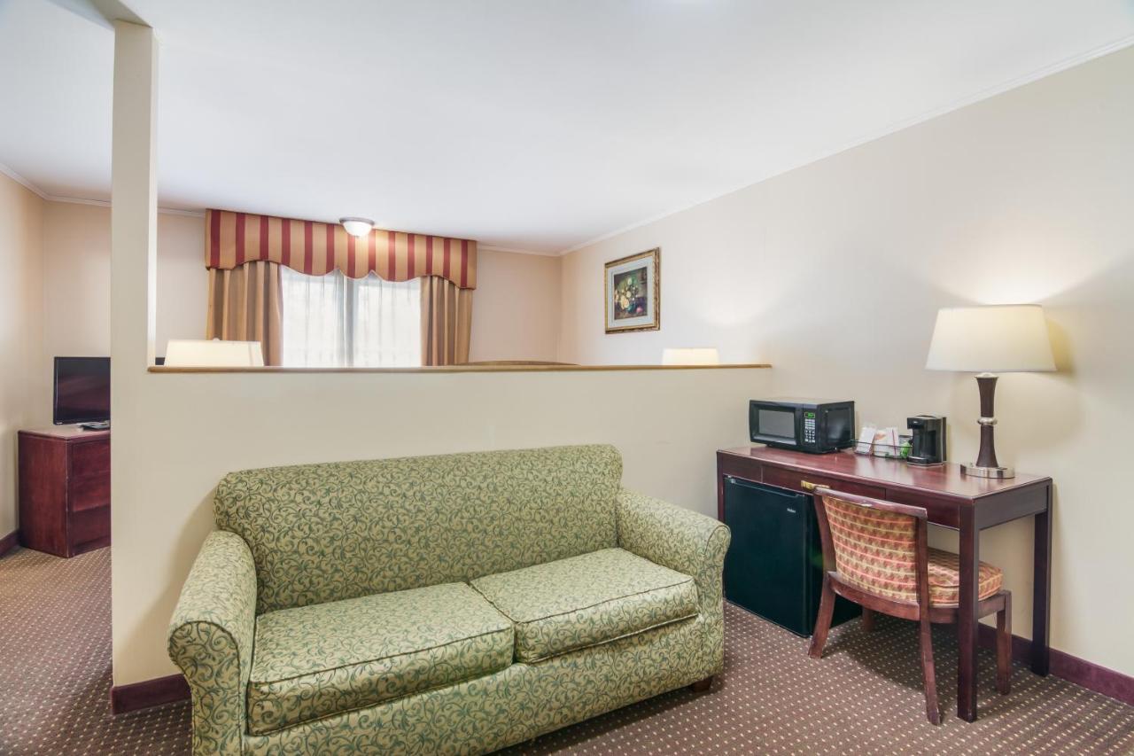 Rodeway Inn Weedsport Экстерьер фото
