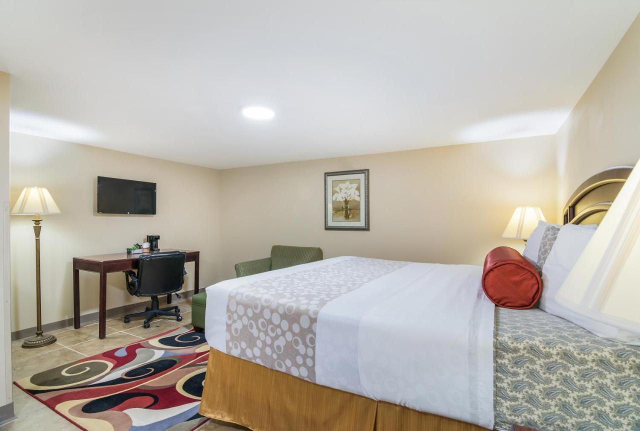 Rodeway Inn Weedsport Экстерьер фото
