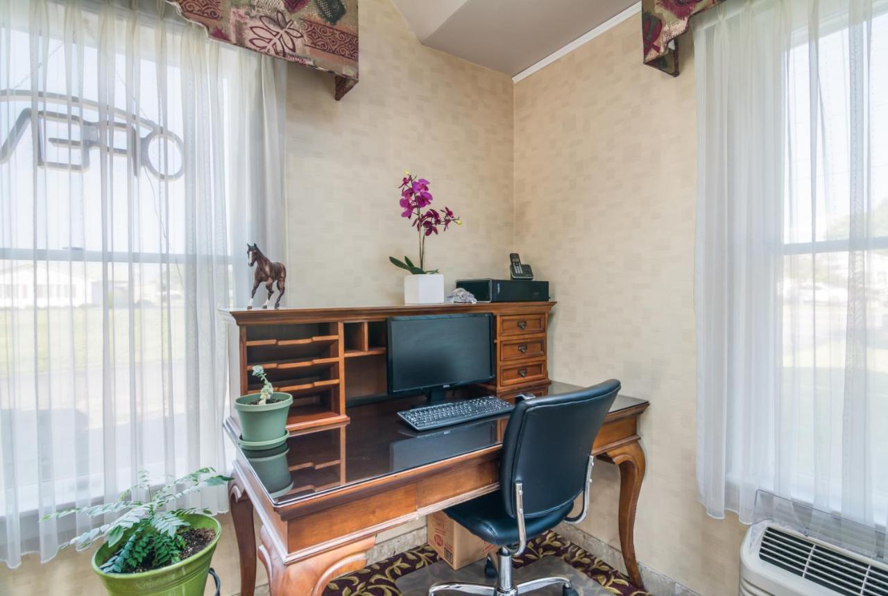 Rodeway Inn Weedsport Экстерьер фото