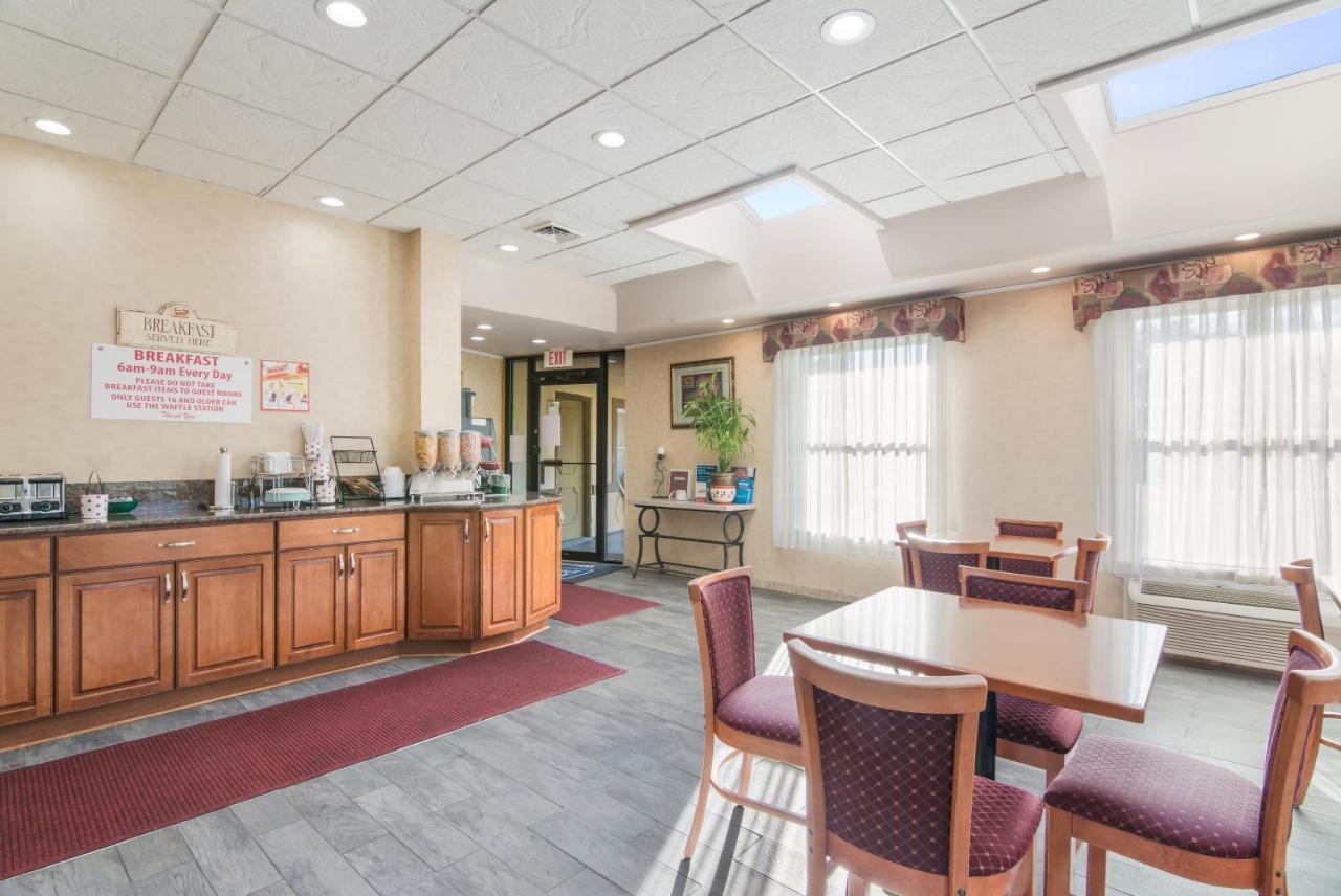 Rodeway Inn Weedsport Экстерьер фото