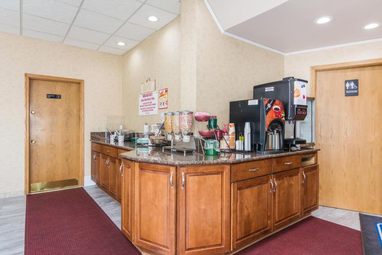 Rodeway Inn Weedsport Экстерьер фото