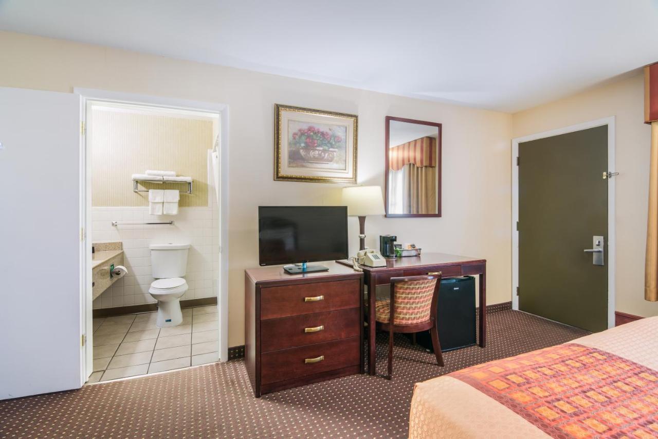 Rodeway Inn Weedsport Экстерьер фото