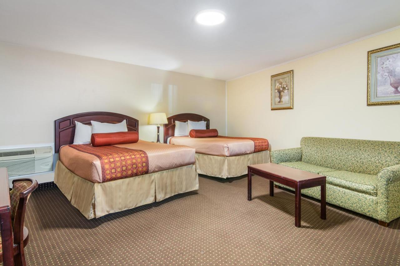 Rodeway Inn Weedsport Экстерьер фото