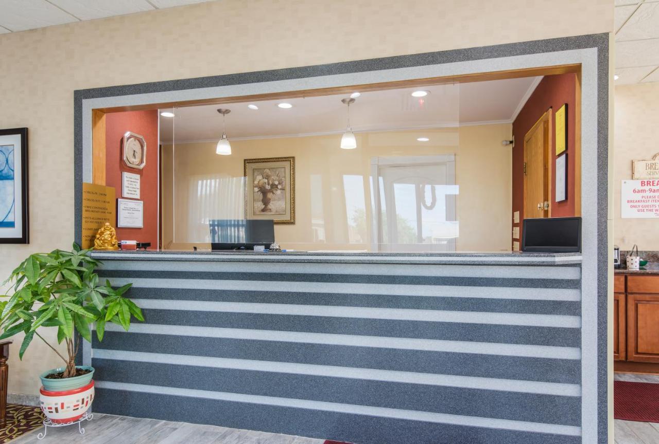 Rodeway Inn Weedsport Экстерьер фото