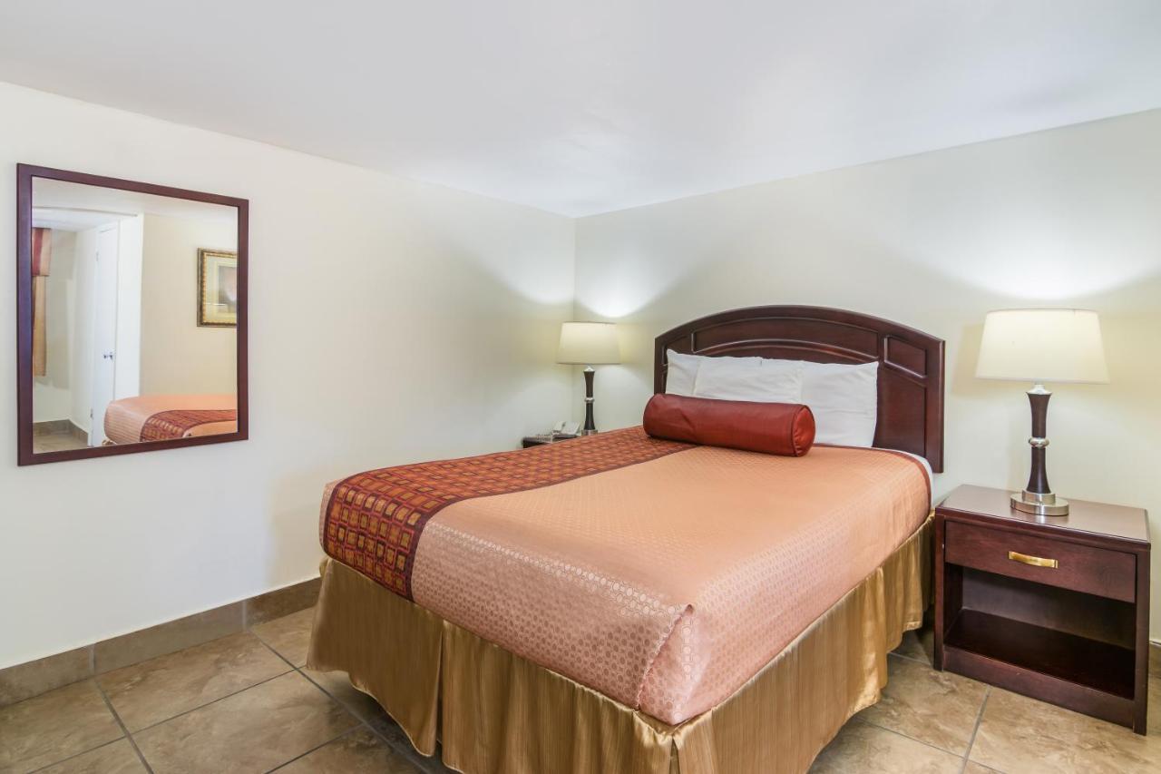 Rodeway Inn Weedsport Экстерьер фото