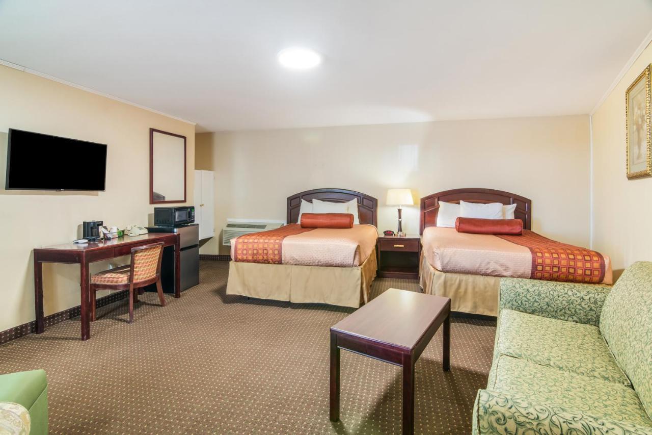 Rodeway Inn Weedsport Экстерьер фото