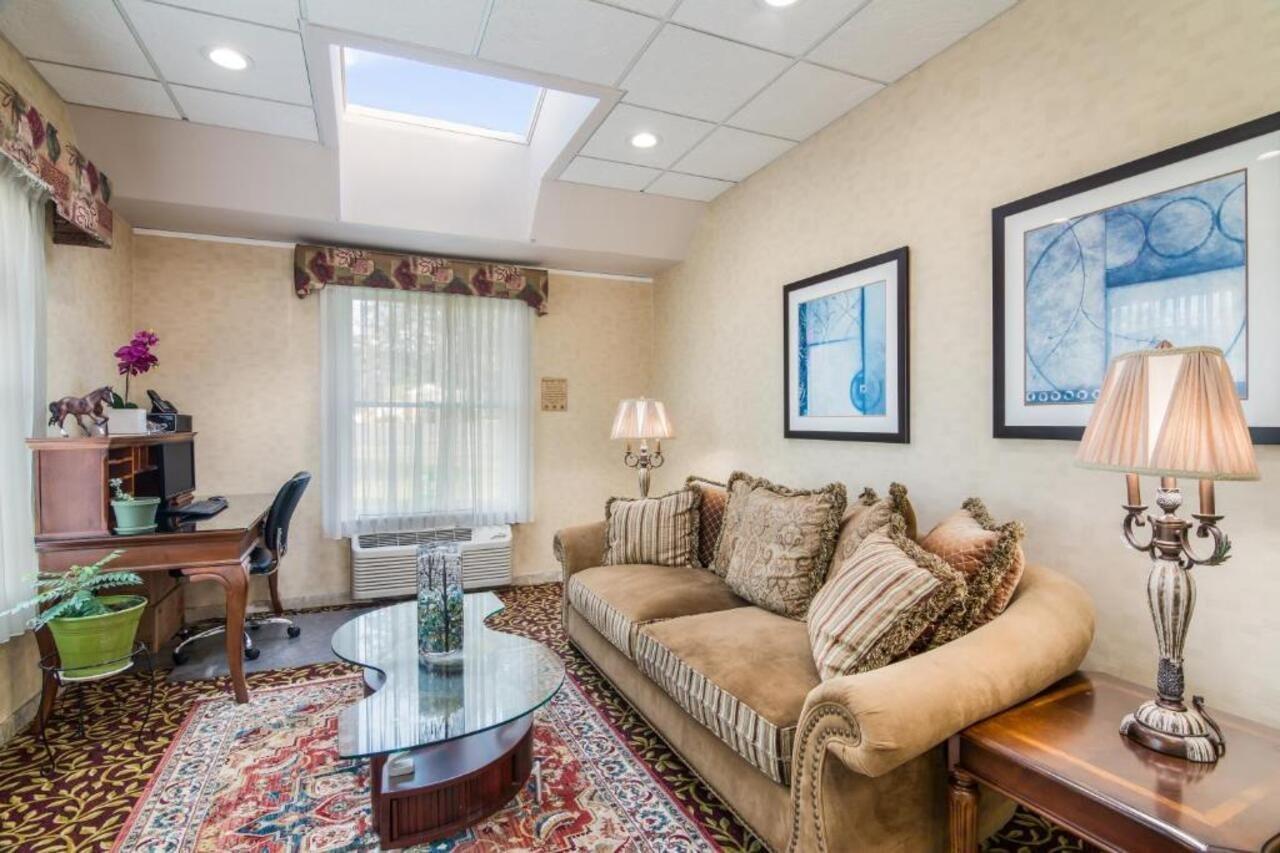 Rodeway Inn Weedsport Экстерьер фото