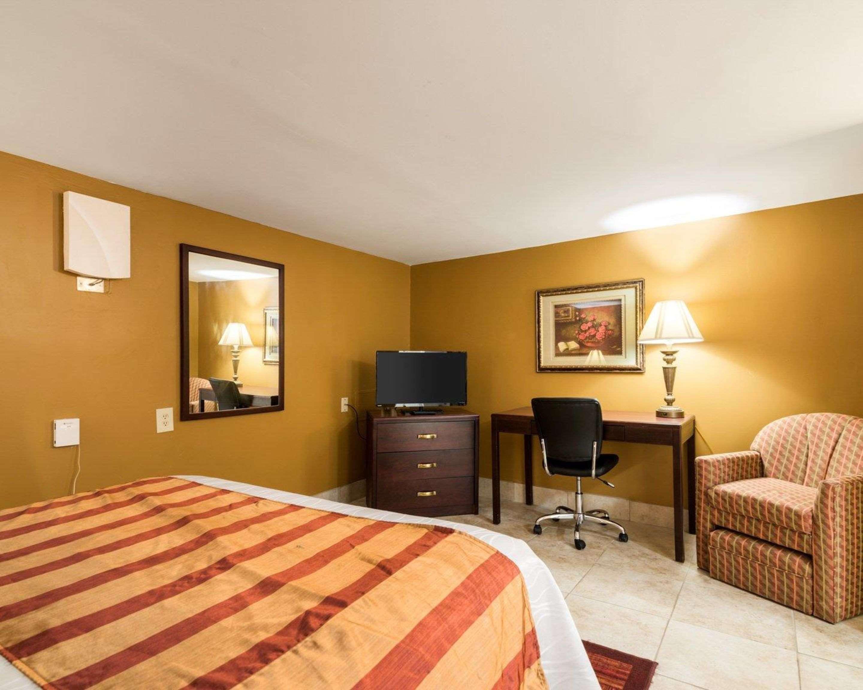 Rodeway Inn Weedsport Экстерьер фото