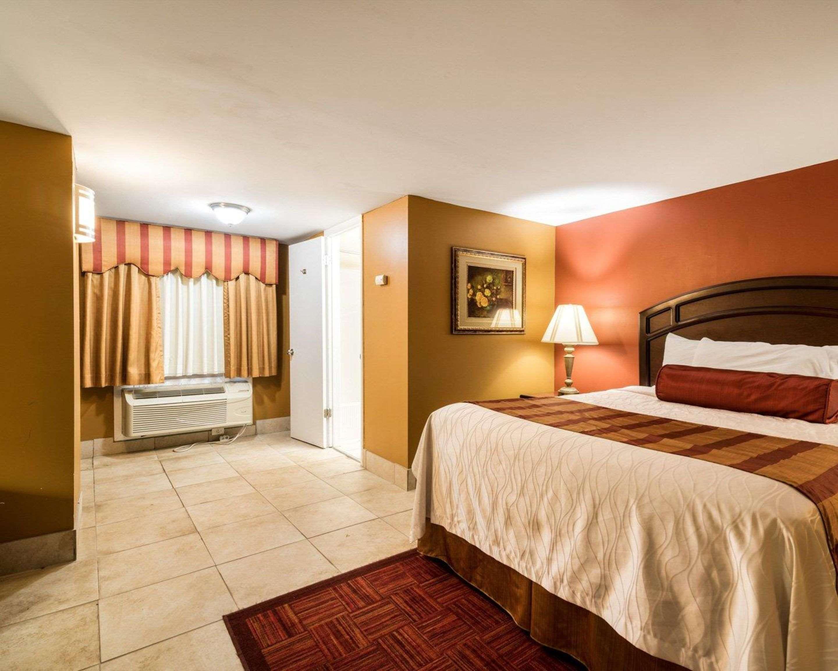 Rodeway Inn Weedsport Экстерьер фото