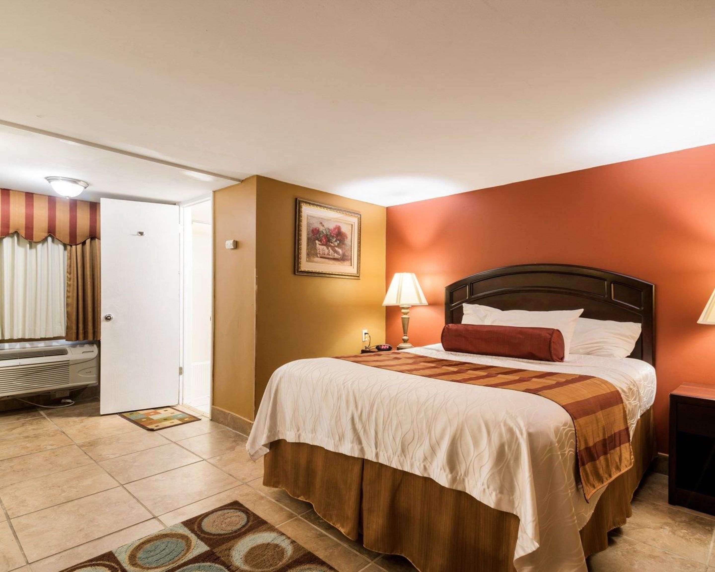 Rodeway Inn Weedsport Экстерьер фото