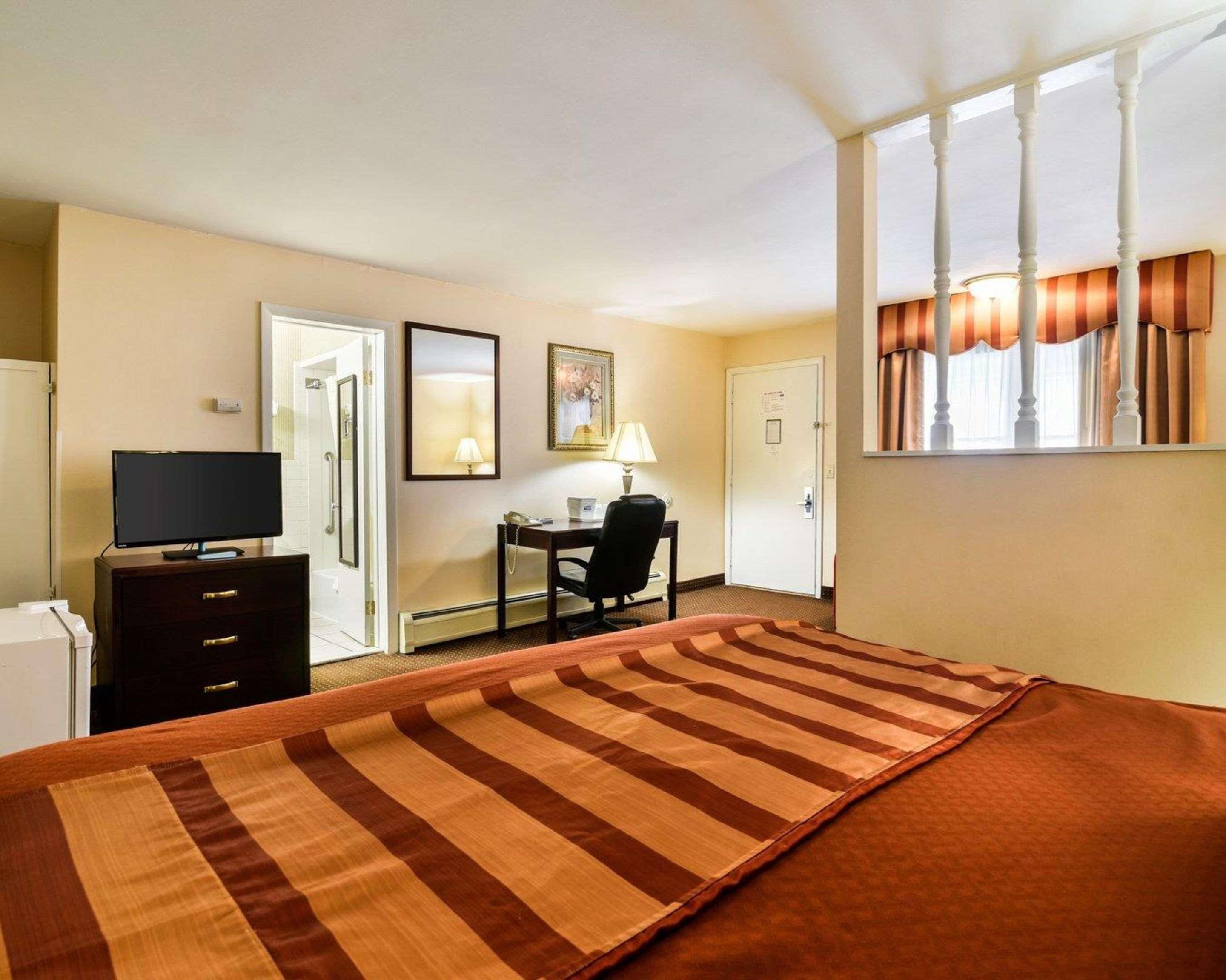 Rodeway Inn Weedsport Экстерьер фото