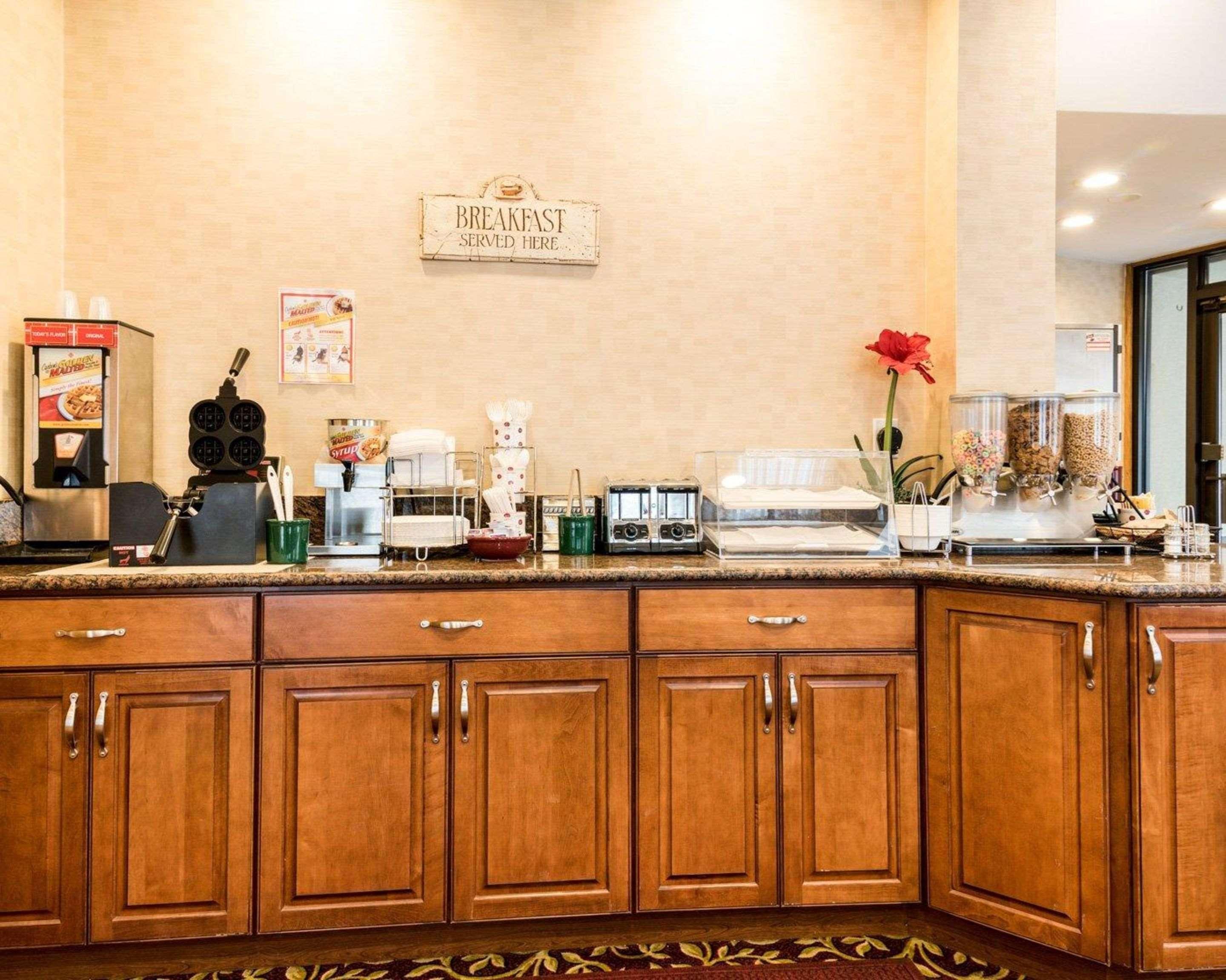 Rodeway Inn Weedsport Экстерьер фото