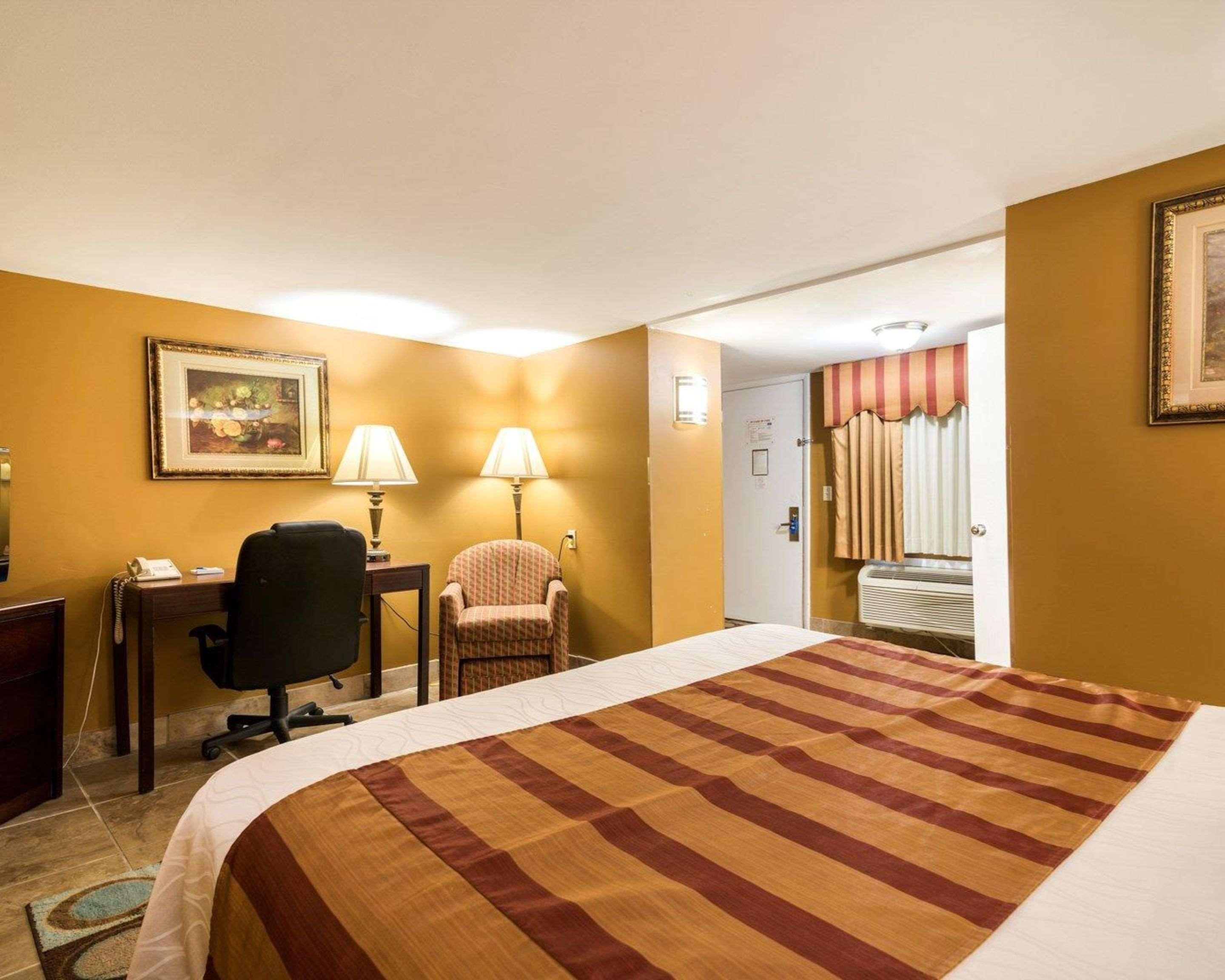 Rodeway Inn Weedsport Экстерьер фото