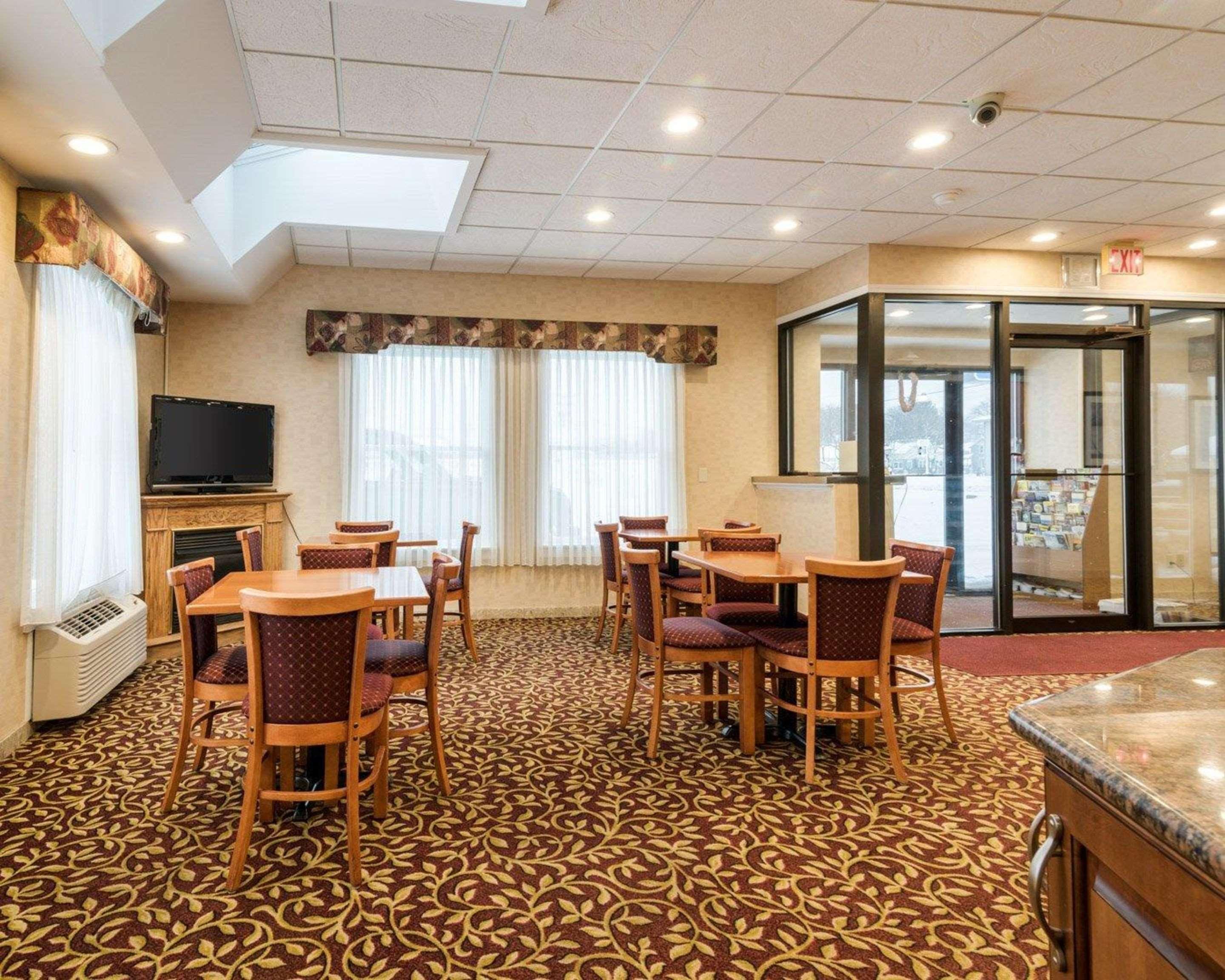 Rodeway Inn Weedsport Экстерьер фото